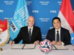 Presiden FIFA Gianni Infantino Bersama Ketua Umum PSSI, Erick Thohir menandatangani Host Country Agreement (HCA) dalam rangka pendirian FIFA Hub di kantor FIFA Jakarta yang dilakukan di FIFA Executive Football Summit 2025 yang berlangsung di Miami, Amerika Serikat, Selasa (17/6/2025). Foto: HO/pssi.org