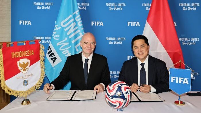 Presiden FIFA Gianni Infantino Bersama Ketua Umum PSSI, Erick Thohir menandatangani Host Country Agreement (HCA) dalam rangka pendirian FIFA Hub di kantor FIFA Jakarta yang dilakukan di FIFA Executive Football Summit 2025 yang berlangsung di Miami, Amerika Serikat, Selasa (17/6/2025). Foto: HO/pssi.org