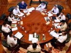 Presiden Prabowo Subianto memanggil sejumlah menteri untuk membahas secara menyeluruh tentang kesiapan penyelenggaraan Sekolah Rakyat pada tahun ajaran 2025–2026. Rapat terbatas pada Senin (23/06/2025) di kediamannya di Hambalang, Kabupaten Bogor, Provinsi Jawa Barat. Foto: setneg.go.id