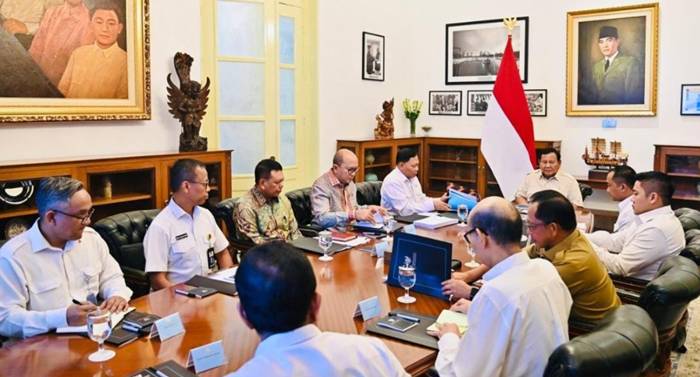 Presiden Prabowo Subianto memimpin rapat terbatas bersama sejumlah Menteri Kabinet Merah Putih di Istana Merdeka, Jakarta, pada Selasa, 10 Juni 2025. Foto: presidenri.go.id/BPMI Setpres