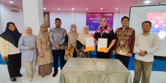 RBM Regional North Sumatera XLSMART, Jefrie (ketiga dari kanan) saat penandatanganan kerjasama dengan kampus Universitas Serambi Mekkah, Kota Banda Aceh. Foto: HO/ Foto: HO/XLSMART