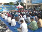 Ribuan Warga Balikpapan mengikuti pelaksanaan Sholat Idul Adha 1446 Hijriah yang digelar bersama jajaran di Halaman Mapolresta Balikpapan, Jumat (6/6/2025). Foto: HO/Humas Polresta Balikpapan