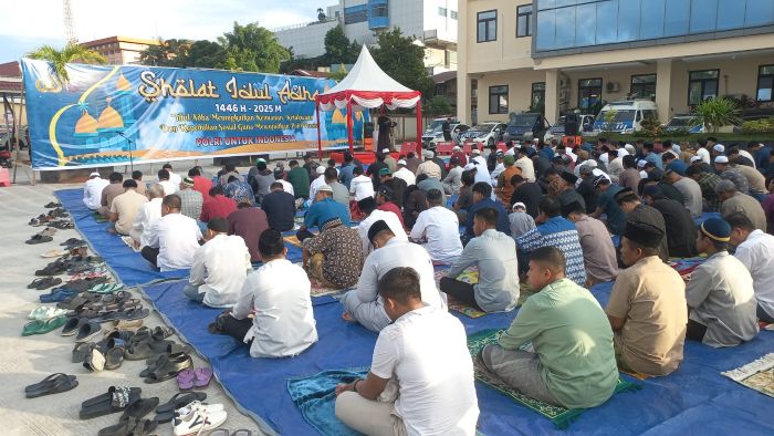 Ribuan Warga Balikpapan mengikuti pelaksanaan Sholat Idul Adha 1446 Hijriah yang digelar bersama jajaran di Halaman Mapolresta Balikpapan, Jumat (6/6/2025). Foto: HO/Humas Polresta Balikpapan