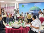 Wakil Menteri Pendidikan Tinggi, Sains, dan Teknologi, Prof Stella, didampingi Ketua Komisi IX DPR RI, Hetifah Sjaifudian, saat berada di SMA 10 Samarinda, pada Rabu (18/7/2025). Foto: BorneoFlash/Nur Ainunnisa