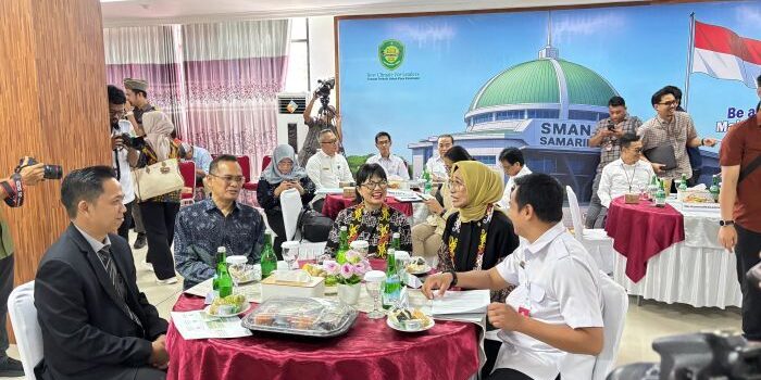 Wakil Menteri Pendidikan Tinggi, Sains, dan Teknologi, Prof Stella, didampingi Ketua Komisi IX DPR RI, Hetifah Sjaifudian, saat berada di SMA 10 Samarinda, pada Rabu (18/7/2025). Foto: BorneoFlash/Nur Ainunnisa