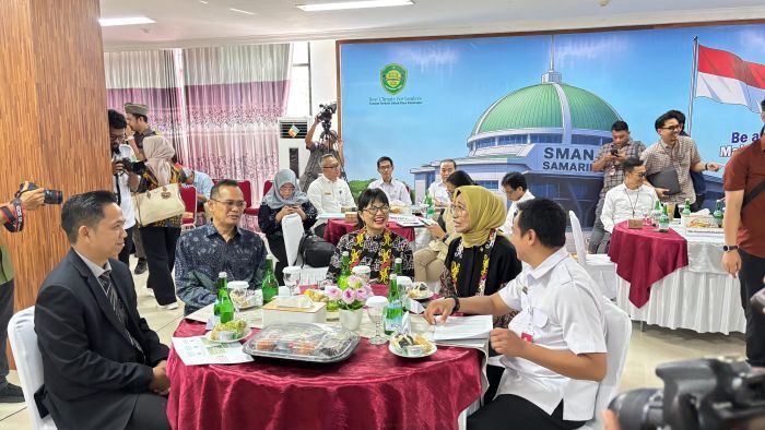 Wakil Menteri Pendidikan Tinggi, Sains, dan Teknologi, Prof Stella, didampingi Ketua Komisi IX DPR RI, Hetifah Sjaifudian, saat berada di SMA 10 Samarinda, pada Rabu (18/7/2025). Foto: BorneoFlash/Nur Ainunnisa