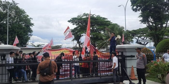 Saat FORKOP melakukan aksi di depan Kantor Gubernur Kaltim. Foto: BorneoFlash/ Nur Ainunnisa