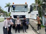 Satlantas Polresta Balikpapan menggencarkan sosialisasi bahaya kendaraan Over Dimensi dan Over Load (ODOL) di kawasan strategis Pelabuhan Semayang, Selasa (3/6/2025). Foto: HO/Humas Polresta Balikpapan