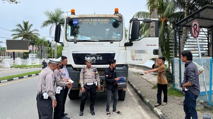 Satlantas Polresta Balikpapan menggencarkan sosialisasi bahaya kendaraan Over Dimensi dan Over Load (ODOL) di kawasan strategis Pelabuhan Semayang, Selasa (3/6/2025). Foto: HO/Humas Polresta Balikpapan