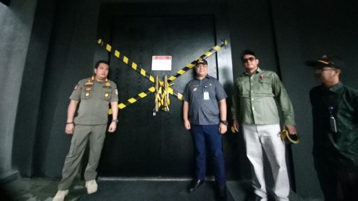 Satpol PP Balikpapan saat melakukan penyegelan dan menghentikan sementara operasional THM Helix, pada hari Kamis (19/6/2025). Foto: BorneoFlash/Ardian