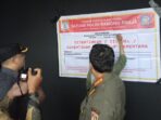 Satpol PP Balikpapan saat melakukan penyegelan dan menghentikan sementara operasional THM Helix, pada hari Kamis (19/6/2025). Foto: BorneoFlash/Ardian