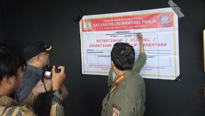 Satpol PP Balikpapan saat melakukan penyegelan dan menghentikan sementara operasional THM Helix, pada hari Kamis (19/6/2025). Foto: BorneoFlash/Ardian