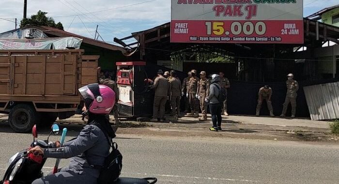 Satpol PP Kota Balikpapan melakukan penertiban pedagang BBM Eceran, di wilayah Balikpapan Timur, pada hari Senin (23/6/2025). Foto: BorneoFlash/Niken Sulastri