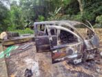 Sebuah mobil hangus terbakar di Gang Nuri, RT 44, Kelurahan Berbas Tengah, Kecamatan Bontang Barat, pada Senin (16/6/2025). Foto: BorneoFlash/Muhammad