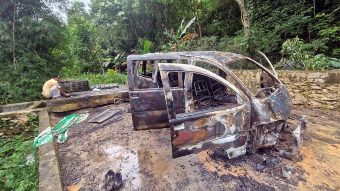 Sebuah mobil hangus terbakar di Gang Nuri, RT 44, Kelurahan Berbas Tengah, Kecamatan Bontang Barat, pada Senin (16/6/2025). Foto: BorneoFlash/Muhammad