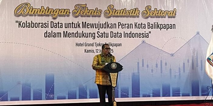 Sekda Kota Balikpapan, Muhaimin saat membuka Bimbingan Teknis Statistik Sektoral di Grand Tjokro Hotel Balikpapan, pada Kamis (12/6/2025). Foto: BorneoFlash/Ardian