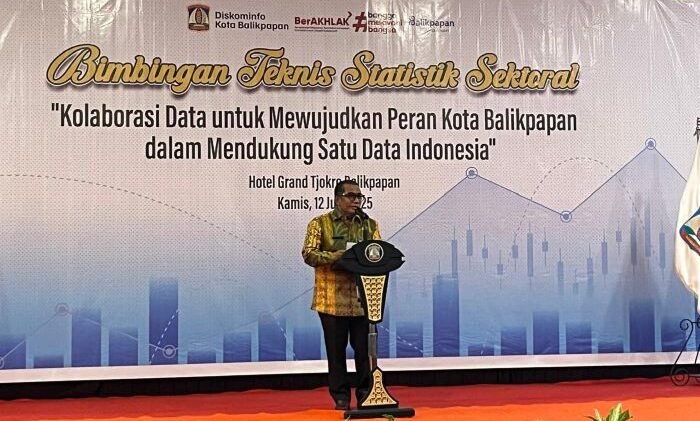 Sekda Kota Balikpapan, Muhaimin saat membuka Bimbingan Teknis Statistik Sektoral di Grand Tjokro Hotel Balikpapan, pada Kamis (12/6/2025). Foto: BorneoFlash/Ardian