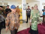 Sekretaris Daerah Provinsi Kaltim, Sri Wahyuni saat mengantar kepulangan ke Jakarta Menteri Pendidikan Dasar dan Menengah (Mendikdasmen) RI, Prof. H. Abdul Mu’ti. Foto: HO/adpimprov kaltim