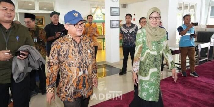 Sekretaris Daerah Provinsi Kaltim, Sri Wahyuni saat mengantar kepulangan ke Jakarta Menteri Pendidikan Dasar dan Menengah (Mendikdasmen) RI, Prof. H. Abdul Mu’ti. Foto: HO/adpimprov kaltim