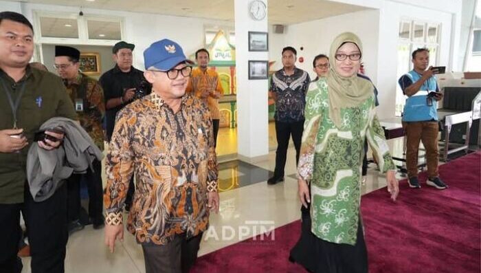 Sekretaris Daerah Provinsi Kaltim, Sri Wahyuni saat mengantar kepulangan ke Jakarta Menteri Pendidikan Dasar dan Menengah (Mendikdasmen) RI, Prof. H. Abdul Mu’ti. Foto: HO/adpimprov kaltim