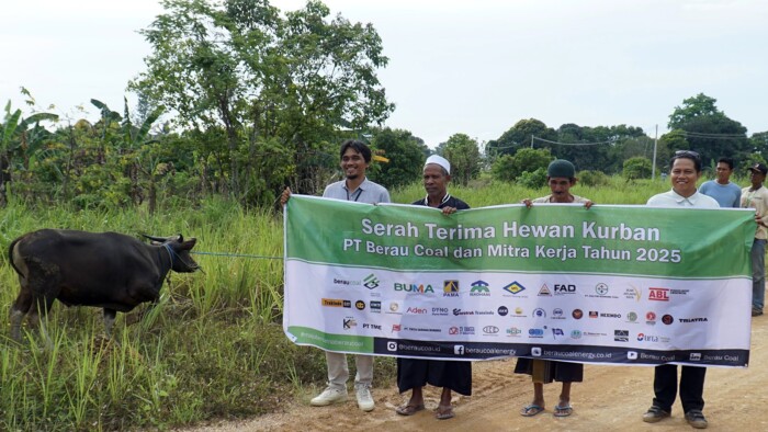 Serah terima hewan kurban dari PT Berau Coal dan mitra kerja kepada masyarakat di sekitar lingkar tambang. Foto: HO/HUMAS BERAU COAL