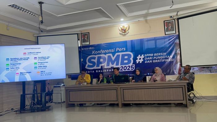 (Tengah) Kepala Disdikbud Balikpapan, Irfan Taufik bersama jajaran, di Kantor Disdikbud Balikpapan, pada Kamis (12/6/2025). Foto: BorneoFlash/Ardian