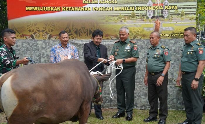 Kodam VI/Mulawarman Terima bantuan dari BPIP RI berupa pompa air dan hewan kurban yang diserahkan Langsung Oleh Kepala BPIP RI, Prof. Drs. KH. Yudian Wahyudi, MA., Ph.D., kepada Pangdam VI/Mulawarman, Mayjen TNI Rudy Rachmat Nugraha, S.I.P., M.Sc., , pada Selasa (03/06/2025). Foto: HO/Pendam VI/Mlw