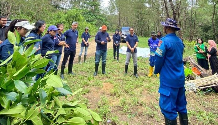 Unit Binmas Air Ditpolairud Polda Kalimantan Timur bersama PT Kuehne Nagel Indonesia menggelar aksi tanam 100 bibit mangrove di kawasan Pantai Lamaru, Balikpapan Timur, Rabu (18/06/2025). Foto: HO/Humas Polda Kaltim