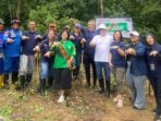 Unit Binmas Air Ditpolairud Polda Kalimantan Timur bersama PT Kuehne Nagel Indonesia menggelar aksi tanam 100 bibit mangrove di kawasan Pantai Lamaru, Balikpapan Timur, Rabu (18/06/2025). Foto: HO/Humas Polda Kaltim