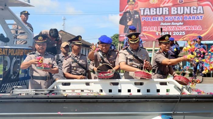 Upacara tabur bunga di Pelabuhan Melak perairan Sungai Mahakam oleh Polres Kutai Barat, pada Selasa (24/6/2025). Foto: HO/Humas Polres Kubar