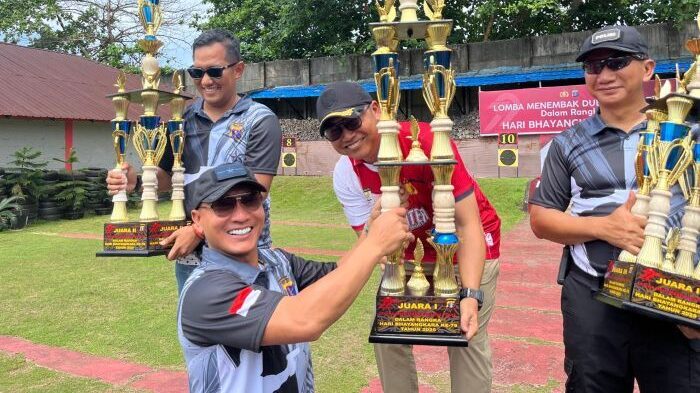 Wakapolda Kaltim, Brigjen Pol M. Sabilul Alif saat Memberikan Penghargaan Kepada Pemenang Kejuaraan Menembak HUT Bhayangkara ke-79, yang berlangsung di Lapangan Tembak Satbrimob Polda Kaltim, pada hari Sabtu (21/6/2025). Foto: BorneoFlash/Niken Sulastri