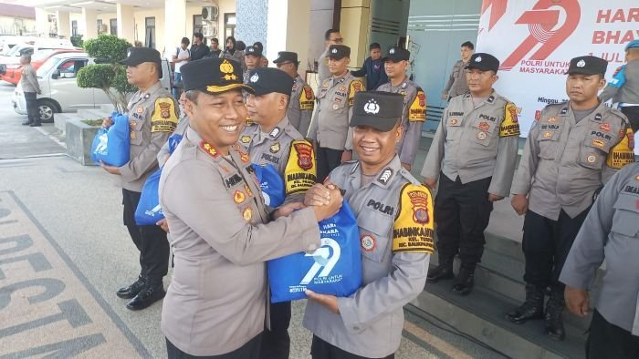 Wakapolresta Balikpapan AKBP Hendrik EB, SH, SIK Serahkan Secara simbolis paket Bansos kepada para Bhabinkamtibmas se-Kota Balikpapan Untuk distribusikan langsung kepada warga kurang mampu di wilayah binaannya. Foto: HO/Humas Polresta Balikpapan
