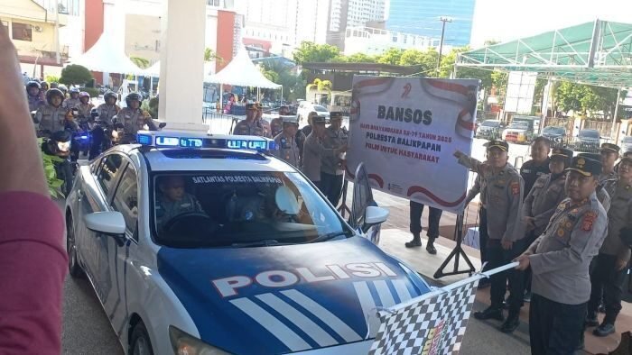 Wakapolresta Balikpapan AKBP Hendrik EB, SH, SIK Lepas Personel Untuk Salurkan ratusan paket Bansos kepada masyarakat prasejahtera di seluruh penjuru Kota Balikpapan. Foto: HO/Humas Polresta Balikpapan