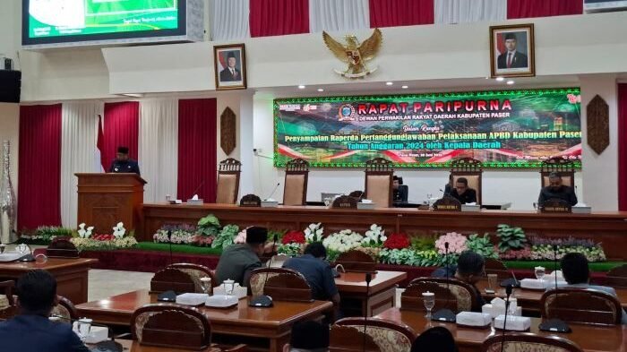 Wakil Bupati (Wabup) Paser, Ikhwan Antasari, saat menyampaikan Raperda Pertanggungjawaban Pelaksanaan APBD Paser Tahun 2024 di Gedung Baling Seleloi, Sekretariat DPRD Paser, Senin (30/6/2025). Realisasi pendapatan APBD Paser tahun 2024 meningkat dibanding tahun sebelumnya. Foto: BorneoFlash/Joe