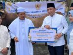 Wakil Gubernur Kalimantan Timur, H. Seno Aji, menyerahkan secara simbolis sapi kurban dari Presiden RI di Masjid Ar-Rasyidin, Kota Samarinda, pada Jumat (6/6/2025). Foto: BorneoFlash/Nur Ainunnisa