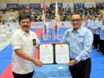 Wakil Gubernur Kalimantan Timur, Seno Aji, saat memperlihatkan dokumen pelantikan sebagai pengurus FORKI Kaltim. Foto: BorneoFlash/ Nur Ainunnisa
