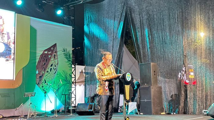 Wakil Gubernur Kaltim, Seno Aji, saat memberi sambutan di Pekan Kebudayaan Daerah (PKD) Kalimantan Timur, pada Sabtu (21/6/2025) malam. Foto: BorneoFlash/Nur Ainunnisa