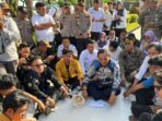 Wakil Gubernur Kaltim, Seno Aji saat menerima mahasiswa yang Aksi. Foto: BorneoFlash/Nur Ainunnisa