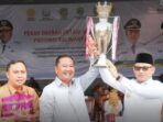 Wakil Gubernur Kaltim, Seno Aji saat menyerahkan Piala. Foto: HO/adpimpemprov