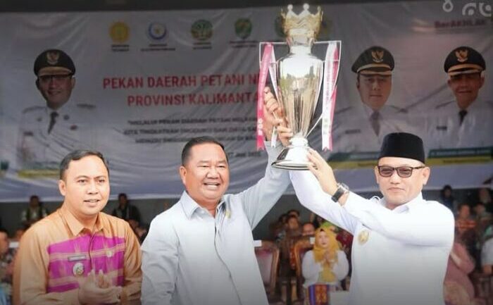 Wakil Gubernur Kaltim, Seno Aji saat menyerahkan Piala. Foto: HO/adpimpemprov