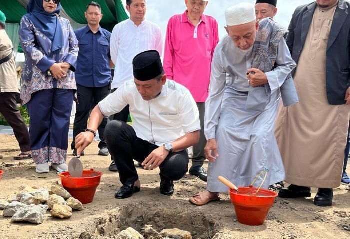 Wakil Gubernur Kaltim, Seno Aji saat peletakan batu pertama pembangunan Pondok Pesantren Tahfidzul Qur’an (PPTQ) Daarul Falaah di Kota Samarinda, Sabtu (7/6/2025). Foto: BorneoFlash/ Nur Ainunnisa