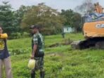Wakil Ketua Komisi III DPRD Kota Balikpapan, Halili Adinegara bersama warga mengerjakan pelebaran drainase dan pengerukan sedimen pada wilayah RT 34, RT 51, dan RT 56, pada Minggu (1/6/2025). Foto: BorneoFlash/Ardian