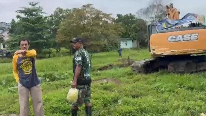 Wakil Ketua Komisi III DPRD Kota Balikpapan, Halili Adinegara bersama warga mengerjakan pelebaran drainase dan pengerukan sedimen pada wilayah RT 34, RT 51, dan RT 56, pada Minggu (1/6/2025). Foto: BorneoFlash/Ardian