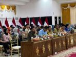 Wakil Wali Kota Balikpapan, Bagus Susetyo saat kegiatan Verifikasi Lapangan Evaluasi Kota Layak Anak secara daring di Balai Kota Balikpapan, pada hari Kamis (12/6/2025). Foto: BorneoFlash/Ardian
