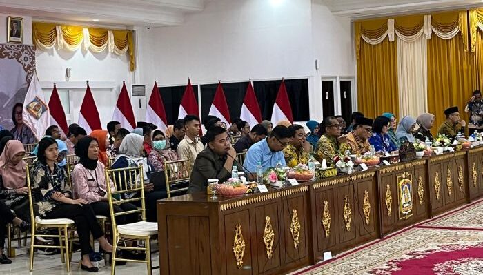 Wakil Wali Kota Balikpapan, Bagus Susetyo saat kegiatan Verifikasi Lapangan Evaluasi Kota Layak Anak secara daring di Balai Kota Balikpapan, pada hari Kamis (12/6/2025). Foto: BorneoFlash/Ardian