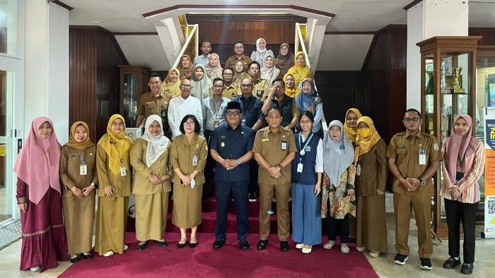 Wakil Wali Kota Balikpapan, Bagus Susetyo Bersama Tim audiensi persiapan verifikasi lapangan evaluasi KLA, di Balai Kota Balikpapan, pada hari Selasa (10/6/2025). Foto: BorneoFlash/Ardian