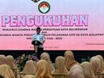 Wakil Wali Kota Balikpapan, Bagus Susetyo Saat acara pengukuhan pengurus DWP Kota Balikpapan dan pengurus DWP unsur pelaksana OPD Se Kota Balikpapan Masa Periode 2025-2029 yang digelar di Balai Kota Balikpapan, pada hari Rabu (4/6/2025). Foto: BorneoFlash/Ardian