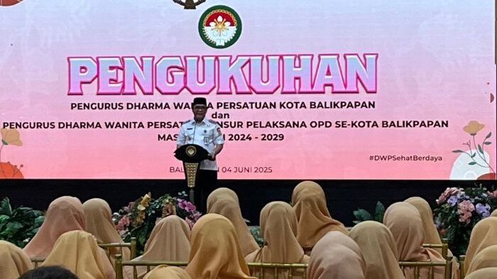 Wakil Wali Kota Balikpapan, Bagus Susetyo Saat acara pengukuhan pengurus DWP Kota Balikpapan dan pengurus DWP unsur pelaksana OPD Se Kota Balikpapan Masa Periode 2025-2029 yang digelar di Balai Kota Balikpapan, pada hari Rabu (4/6/2025). Foto: BorneoFlash/Ardian