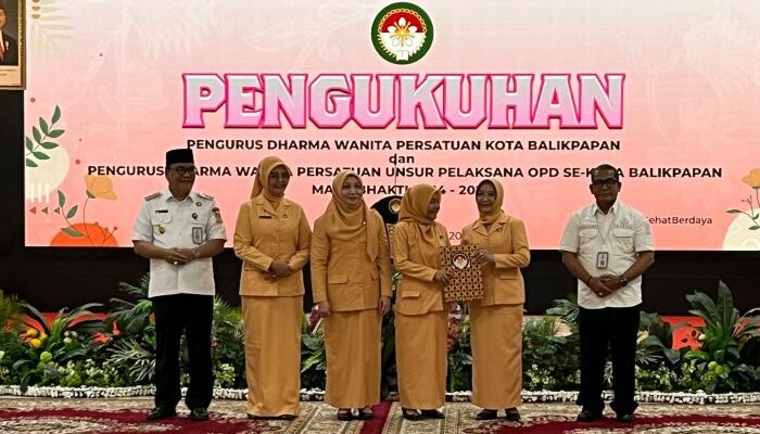 Wakil Wali Kota Balikpapan, Bagus Susetyo dan Sekretaris Kota Balikpapan, Muhaimin Saat acara pengukuhan pengurus DWP Kota Balikpapan dan pengurus DWP unsur pelaksana OPD Se Kota Balikpapan Masa Periode 2025-2029 yang digelar di Balai Kota Balikpapan, pada hari Rabu (4/6/2025). Foto: BorneoFlash/Ardian