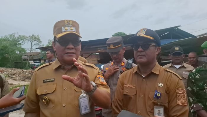 Wakil Wali Kota Balikpapan, H. Bagus Susetyo Bersama Kepala Dinas Perdagangan Kota Balikpapan Haemusri Umar Saat kegiatan Pasar Murah di Kecamatan Balikpapan Barat, pada hari Selasa (3/6/2025). Foto: BorneoFlash/Ardian